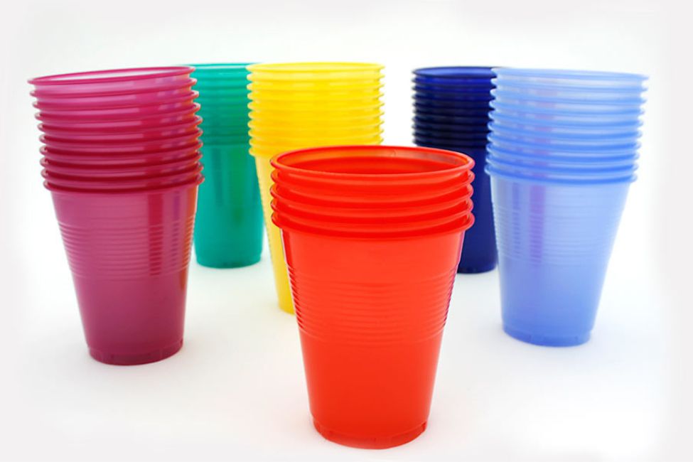 Plastične čaše za vodu i tople napitke